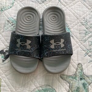 Kids size 3 youth Under Armour Gray Slide Sandals Speckled Charcoal/Blue strap